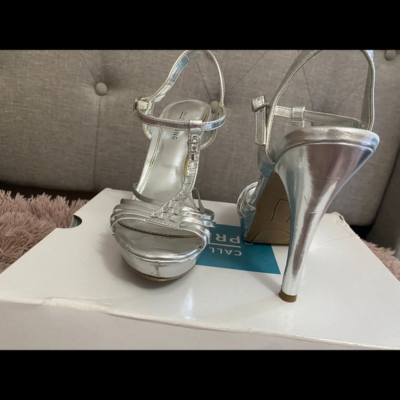 Silver heels - Picture 1 of 4
